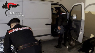 Falerone - Pezzi di auto rubata rinvenuti in un furgone, denunciate due persone per ricettazione